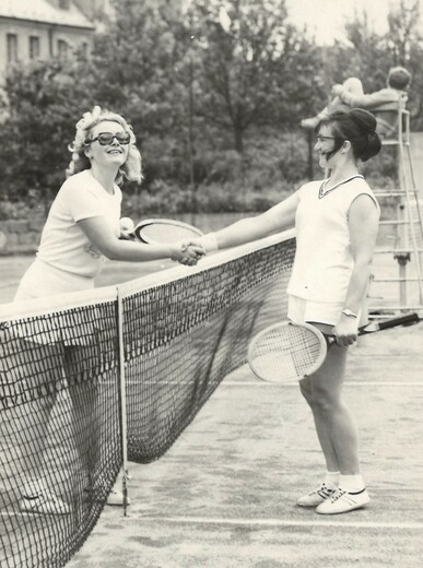 1974 H.Vencovská, R.Přikrylová.jpg