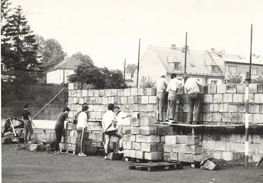 Stavba zdi 1983_1.jpg